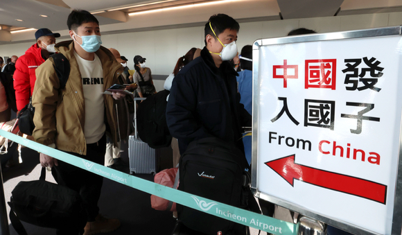 중국발 입국자에 대한 코로나19 검사 의무화가 시작된 2일 인천 중구 인천공항 입국장에서 중국발 입국자들이 입국을 기다리고 있다.  [사진=뉴시스]