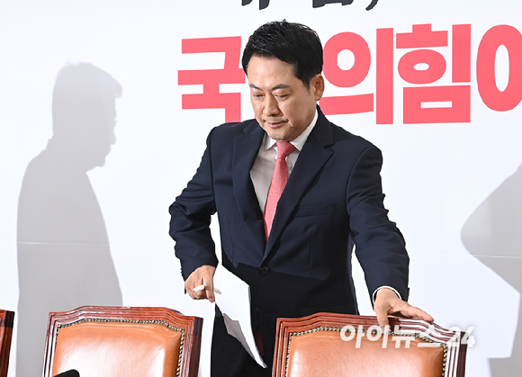장동혁 국민의힘 당대표가 15일 서울 여의도 국회에서 열린 최고위원회의에 참석하고 있다. [사진=곽영래 기자]