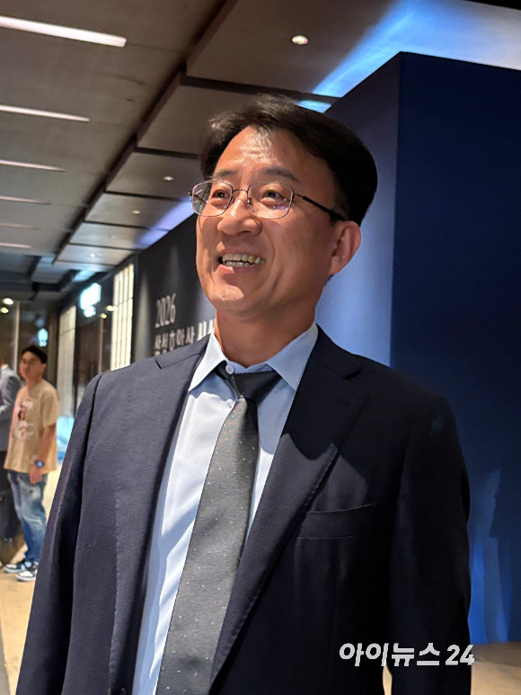 전영현 삼성전자 DS부문장(부회장)이 1일 서울 중구 신라호텔에서 열린 2026년도 제36회 삼성호암상 시상식이 끝난 후 오후 8시 45분께 기자들과 만나 대화하고 있다. [사진=권서아 기자]