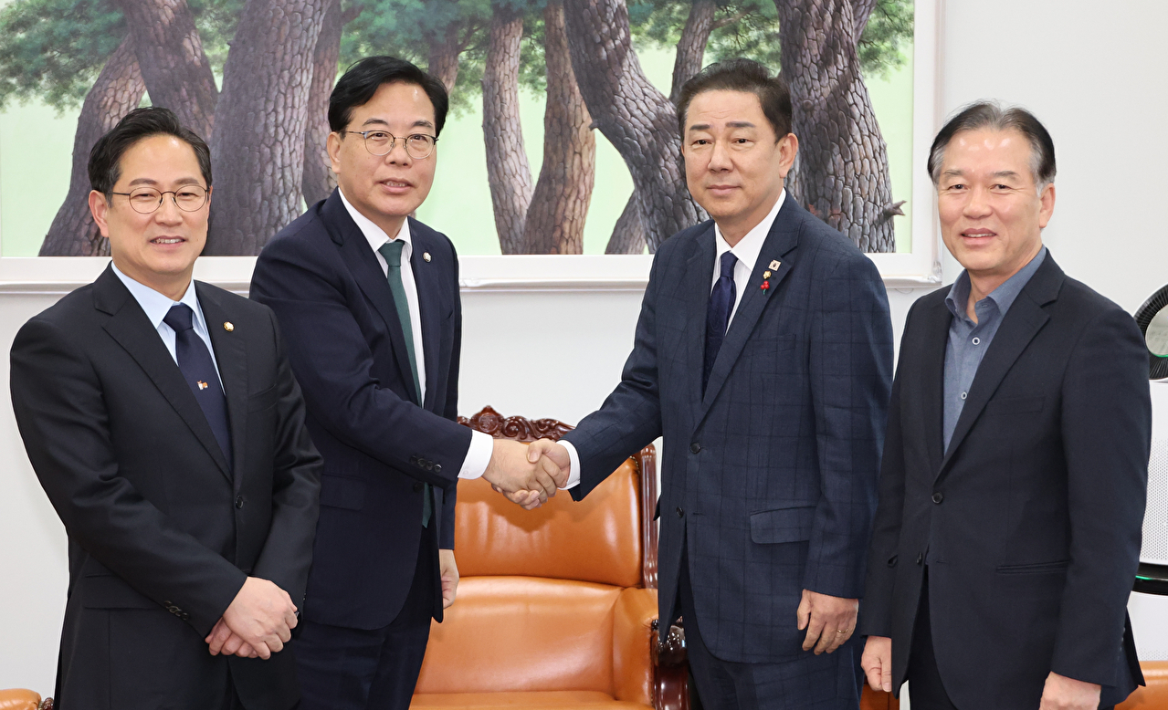 더불어민주당 김병기 원내대표와 국민의힘 송언석 원내대표가 28일 서울 여의도 국회에서 법인세율과 교육세 인상 문제를 두고 막판 협상을 위해 회동하고 있다.왼쪽부터 국민의힘 박수영 기획재정위원회 간사·송언석 원내대표, 더불어민주당 김병기 원내대표·정태호 기획재정위원회 간사. 2025.11.28 [사진=연합뉴스]