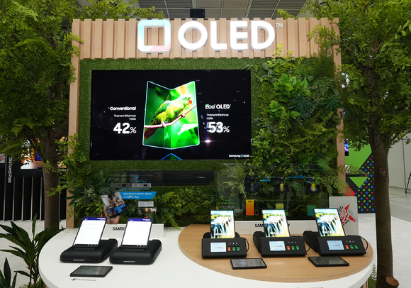 삼성디스플레이의 대표적인 저전력 친환경 기술 '에코스퀘어 OLED' 전시 모습 [사진=삼성디스플레이]