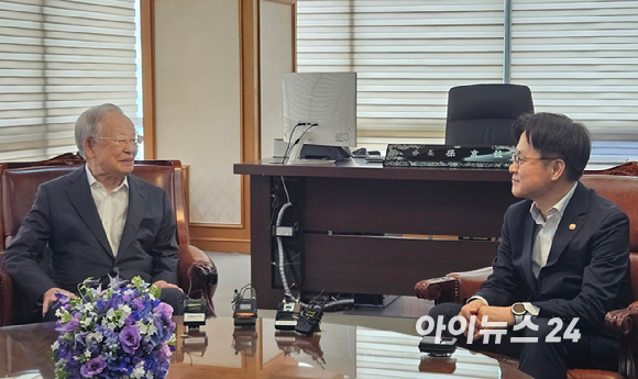 손경식 경총 회장(왼쪽)과 김정식 산업부 장관이 4일 오후 서울 마포구 경총 회관에서 만남을 갖고 있다. [사진=박지은 기자]