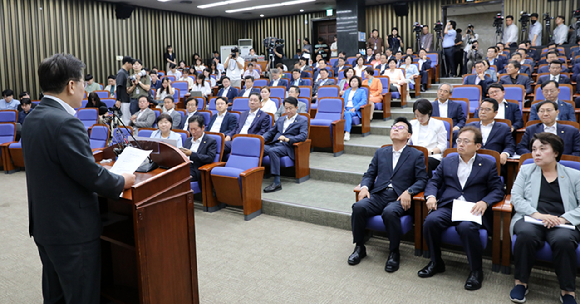 이재명 더불어민주당 대표가 27일 오전 서울 여의도 국회에서 열린 정책의원총회에서 발언하고 있다. [사진=뉴시스]