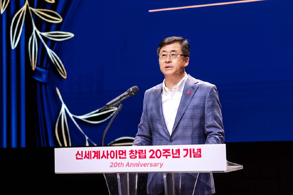 5일 오전 신세계남산에서 열린 신세계사이먼 창립 20주년 기념식에서 김영섭 대표가 발언하고 있다. [사진=신세계사이먼]