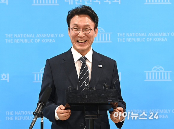 김민석 전 국무총리가 6일 서울 여의도 국회 소통관에서 더불어민주당 당대표 출마 선언 기자회견을 마친 뒤 질문에 답변하고 있다. [사진=곽영래 기자]