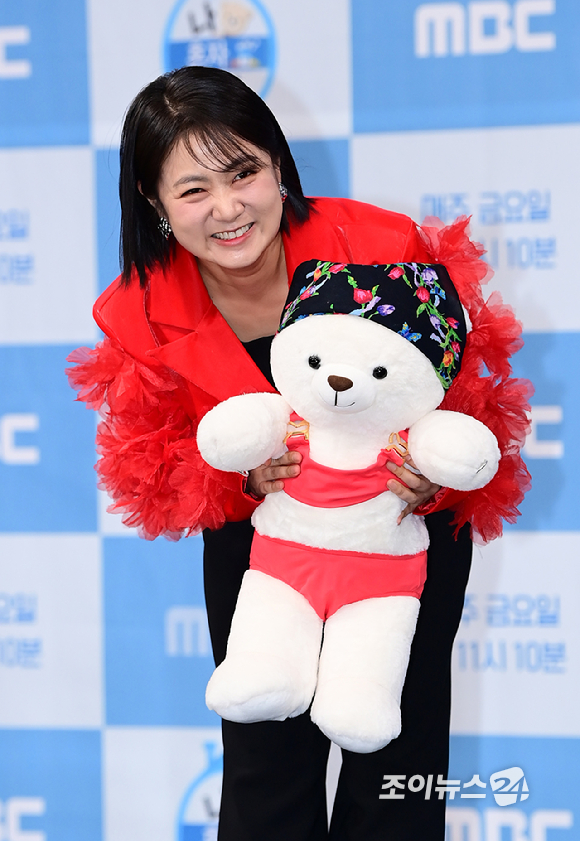 방송인 박나래가 4일 오후 서울 마포구 MBC 골든마우스홀에서 열린 MBC '나 혼자 산다' 10주년 기념 기자간담회에서 포즈를 취하고 있다. [사진=정소희 기자]