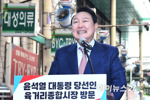 윤석열 대통령 당선인이 29일 충북 청주시 육거리 시장을 방문해 시민들에게 인사말을 하며 밝게 웃고 있다. [사진=인수위 사진기자단]