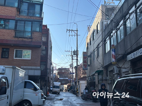 재개발 본격화를 앞둔 성수4지구 일대 골목. [사진=김민지 기자]