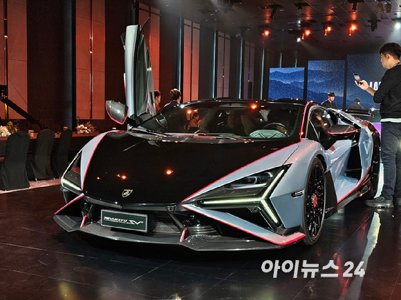 8일 그랜드 워커힐 서울에서 열린 '람보르기니 데이 코리아 2026'에서 '레부엘토 SV'가 아시아&middot;태평양 지역 최초로 공개되고 있다. [사진=김현영, 최지호 인턴기자]