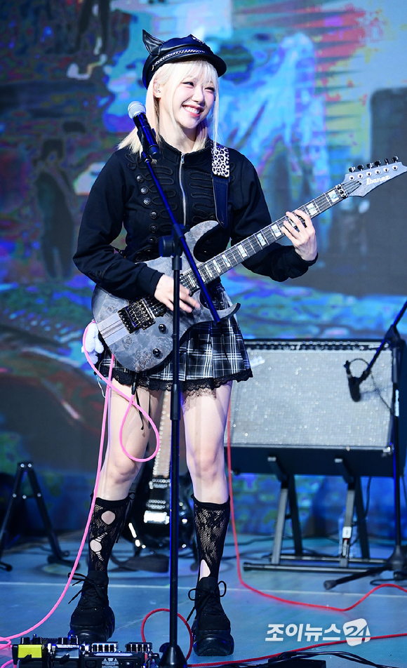 밴드 레이턴시 지지원이 18일 오후 서울 마포구 상암동 쇼킹케이팝센터에서 열린 레이턴시(LATENCY) 첫 미니앨범 '레이트 오'클락'(LATE O'CLOCK) 쇼케이스에서 무대를 선보이고 있다. [사진=정소희 기자]