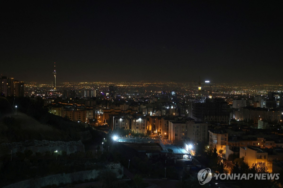 26일(현지시간) 새벽 폭발음이 들린 이란 수도 테헤란의 전경. [사진=테헤란 로이터=연합뉴스]