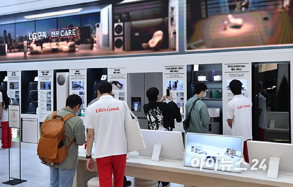 13일 서울 강남구 코엑스에서 열린 'KES 2026(한국전자전)'에서 관람객들이 LG전자 부스를 관람하고 있다. [사진=곽영래 기자]