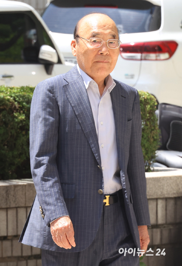 김건희(파면된 전직 대통령 윤석열의 아내)씨에게 고가의 목걸이를 선물하고 사위의 인사를 청탁한 혐의로 기소된 이봉관 서희건설 회장이 26일 오후 서울 서초구 서울중앙지방법원에서 열린 1심 선고공판에 출석하고 있다. [사진=사진공동취재단 ]