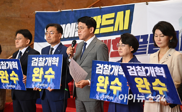 김준형 조국혁신당 원내대표가 28일 서울 여의도 국회에서 열린 의원총회에서 발언하고 있다. [사진=곽영래 기자]