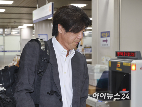 남욱 변호사가 1일 서울 서초구 서울고등법원에서 열린 대장동 개발 뇌물 혐의를 받는 곽상도 전 국민의힘 의원의 항소심 2차 공판에 증인으로 출석하고 있다. [사진=곽영래 기자]