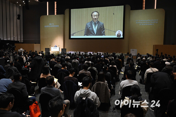 의장을 맡은 전영현 삼성전자 대표이사 부회장 겸 DS부문장이 18일 오전 경기 수원시 수원컨벤션센터에서 열린 제57기 정기 주주총회에서 인사말을 하고 있다. [사진=곽영래 기자]