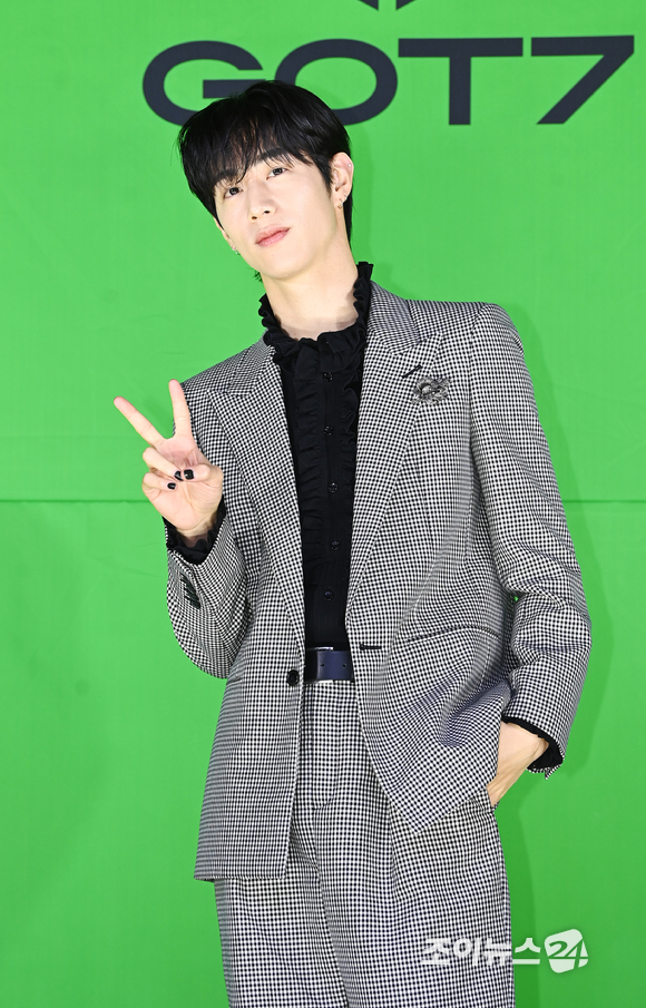 그룹 갓세븐(GOT7) 마크가 23일 오후 서울 강남구 논현동 보코서울강남에서 열린 갓세븐 새 미니앨범 'GOT7' 발매 기념 기자간담회에서 포토타임을 갖고 있다. [사진=정소희 기자]