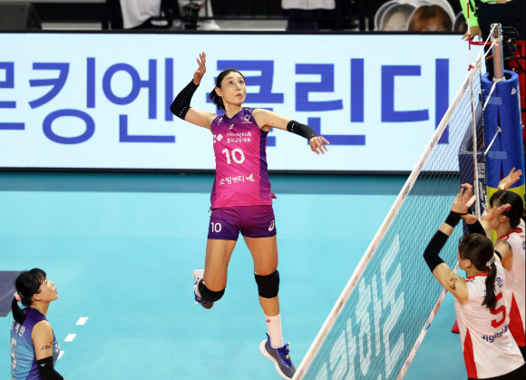 훙국생명 김연경이 15일 열린 페파저축은행과 홈 경기 도중 스파이크를 시도하고 있다. [사진=발리볼코리아닷컴]