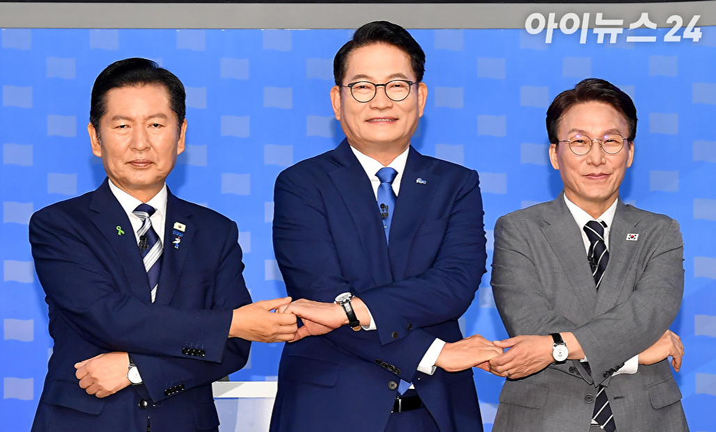 정청래(왼쪽부터)&middot;송영길&middot;김민석 더불어민주당 당대표 후보가 12일 서울 목동 SBS에서 열린 당대표 후보자 토론회에 앞서 기념촬영을 하고 있다. [사진=곽영래 기자]