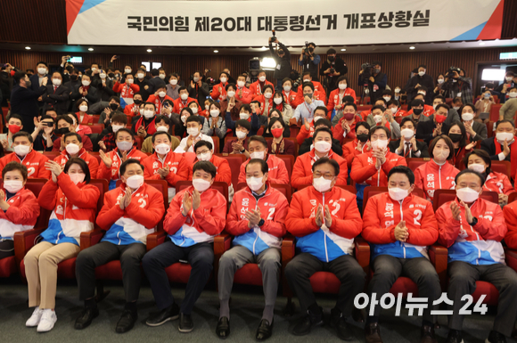 이준석 국민의힘 대표와 권영세 총괄선대본부장, 김기현 원내대표를 비롯한 당직자들이 9일 오후 서울 여의도 국회도서관에서 열린 국민의힘 제 20대 대통령선거 개표상황실에서 방송사 출구조사 결과를 시청하며 박수를 치고 있다. [사진=김성진 기자]