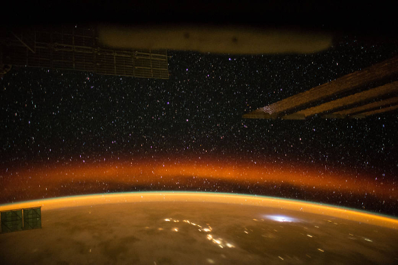 ISS 카메라에 골든 선셋이 포착됐다. 붉은 오로라와 대기권의 번개, 도시의 불빛까지 동시에 담긴 사진이다. [사진=NASA]