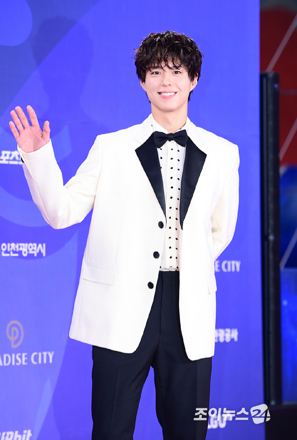 배우 박보검이 18일 오후 인천광역시 파라다이스 시티에서 열린 제4회 청룡시리즈어워즈 레드카펫 행사에 참석하고 있다. [사진=정소희 기자]