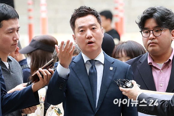 배우 김수현의 명예를 훼손한 혐의를 받는 김세의 가로세로연구소 대표가 26일 오전 서울 서초구 서울중앙지방법원에서 열린 구속 전 피의자 심문(영장실질심사)에 출석하고 있다. [사진=사진공동취재단]