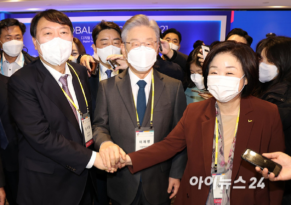 윤석열 국민의힘 대선후보(왼쪽부터), 이재명 더불어민주당 대선후보, 심상정 정의당 대선후보가 10일 오전 광장동 그랜드워커힐서울에서 열린 글로벌인재포럼2021 행사에 참석해 기념촬영을 하고 있다. [사진=국회사진취재단]