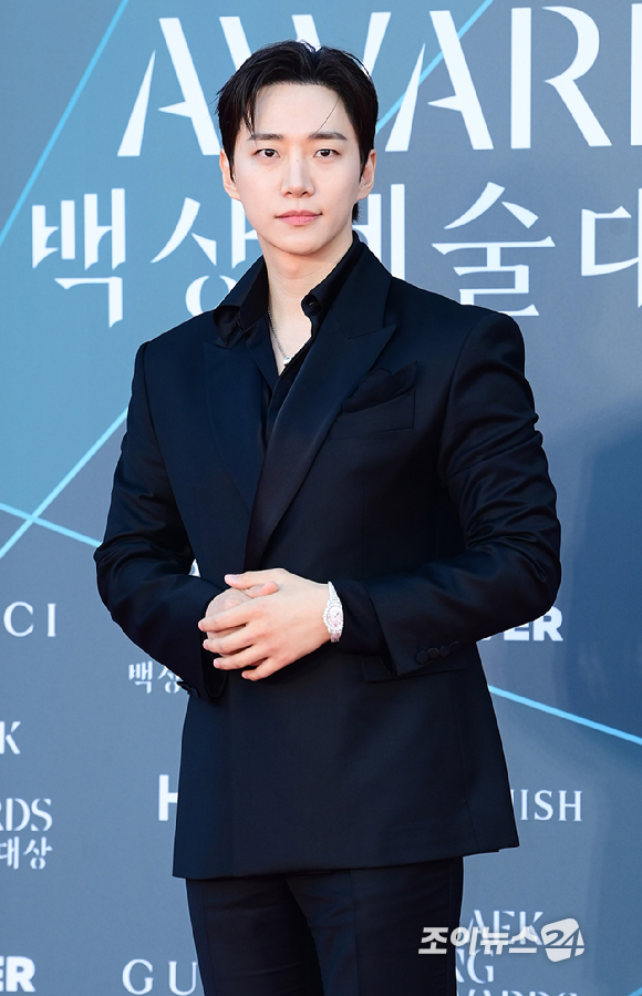 배우 이준호가 8일 오후 서울 강남구 삼성동 코엑스 동문 앞 야외광장에서 열린 '제62회 백상예술대상 with 구찌' 시상식에 앞서 레드카펫 행사에 참석하고 있다. [사진=정소희 기자]
