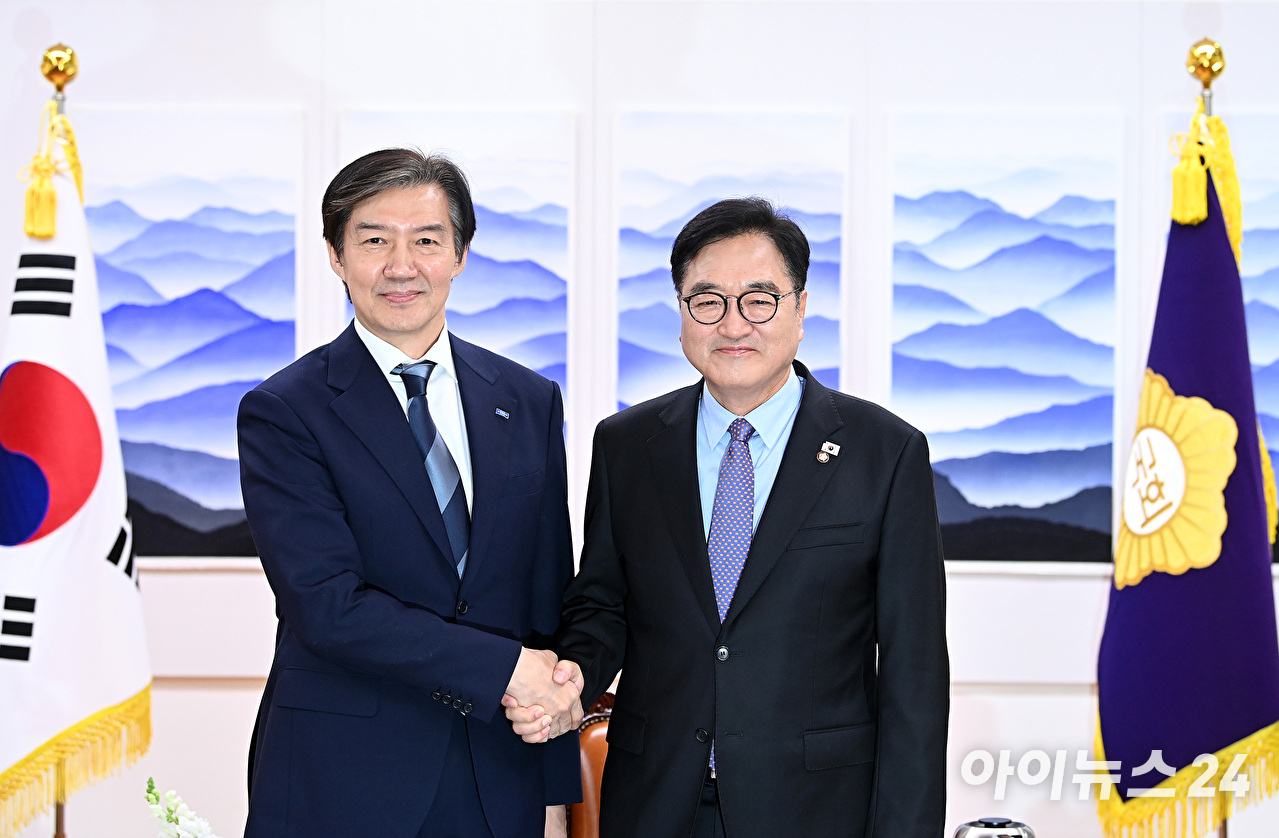 조국 조국혁신당 대표가 25일 서울 여의도 국회에서 우원식 국회의장을 예방하고 있다. [사진=곽영래 기자]