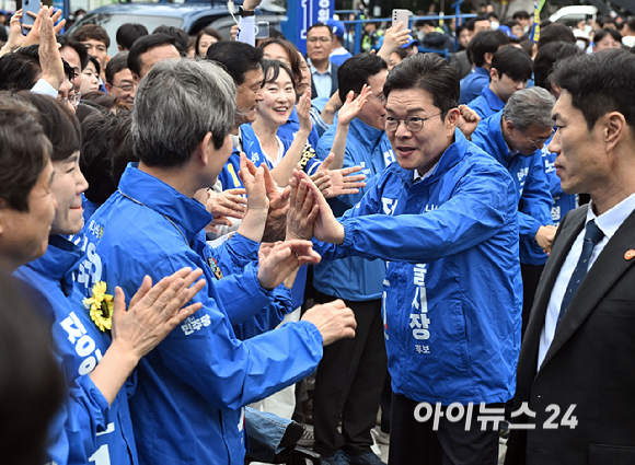 정원오 더불어민주당 서울시장 후보가 6&middot;3 지방선거 공식 선거운동이 시작된 21일 서울 성동구 왕십리역 광장에서 열린 출정식에서 인사하고 있다. [사진=곽영래 기자]