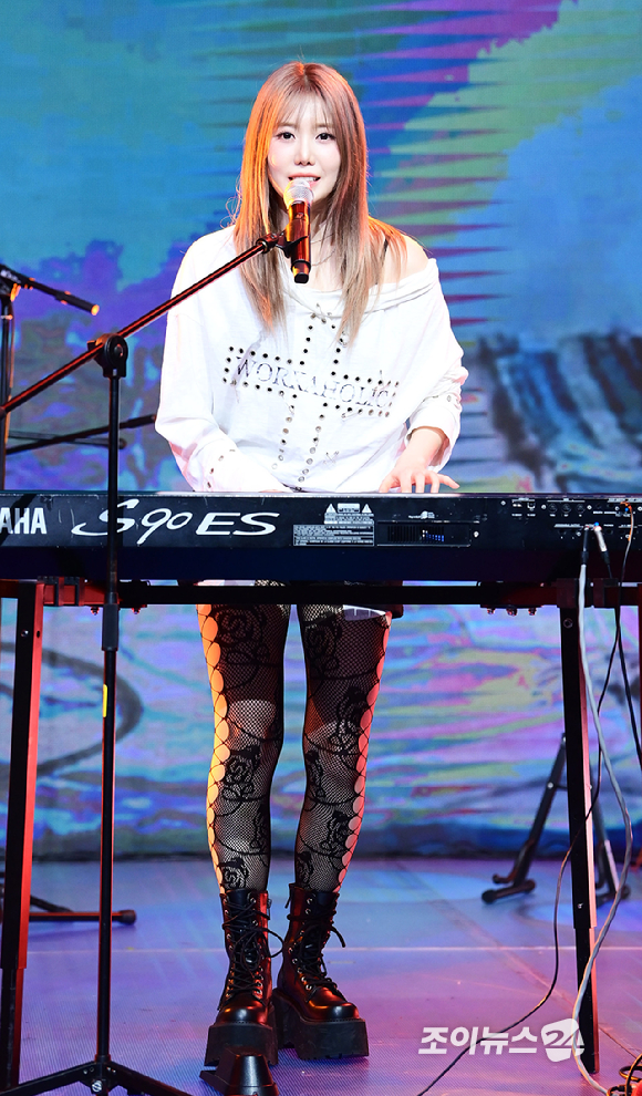 밴드 레이턴시 하은이 18일 오후 서울 마포구 상암동 쇼킹케이팝센터에서 열린 레이턴시(LATENCY) 첫 미니앨범 '레이트 오'클락'(LATE O'CLOCK) 쇼케이스에서 무대를 선보이고 있다. [사진=정소희 기자]