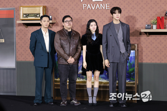 배우 변요한, 이종필 감독, 배우 고아성, 문상민이 12일 오전 서울 강남구 삼성동 메가박스 코엑스점에서 열린 넷플릭스 영화 '파반느'(감독 이종필) 제작보고회에 참석해 포즈를 취하고 있다. [사진=문수지 기자]