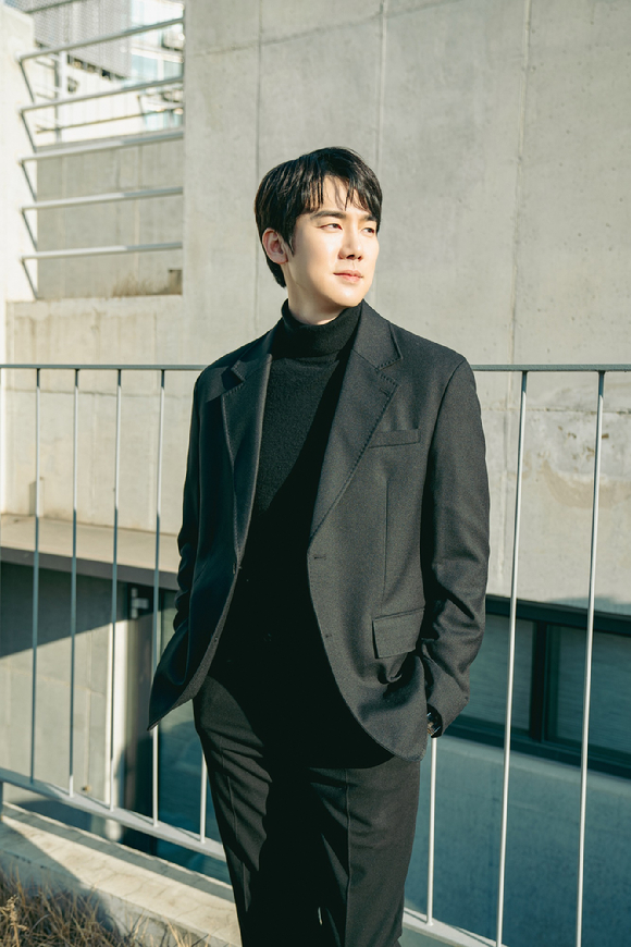 배우 유연석이 JTBC 수목드라마 '사랑의 이해' 종영 인터뷰에 앞서 포즈를 취하고 있다. [사진=킹콩 by 스타쉽]