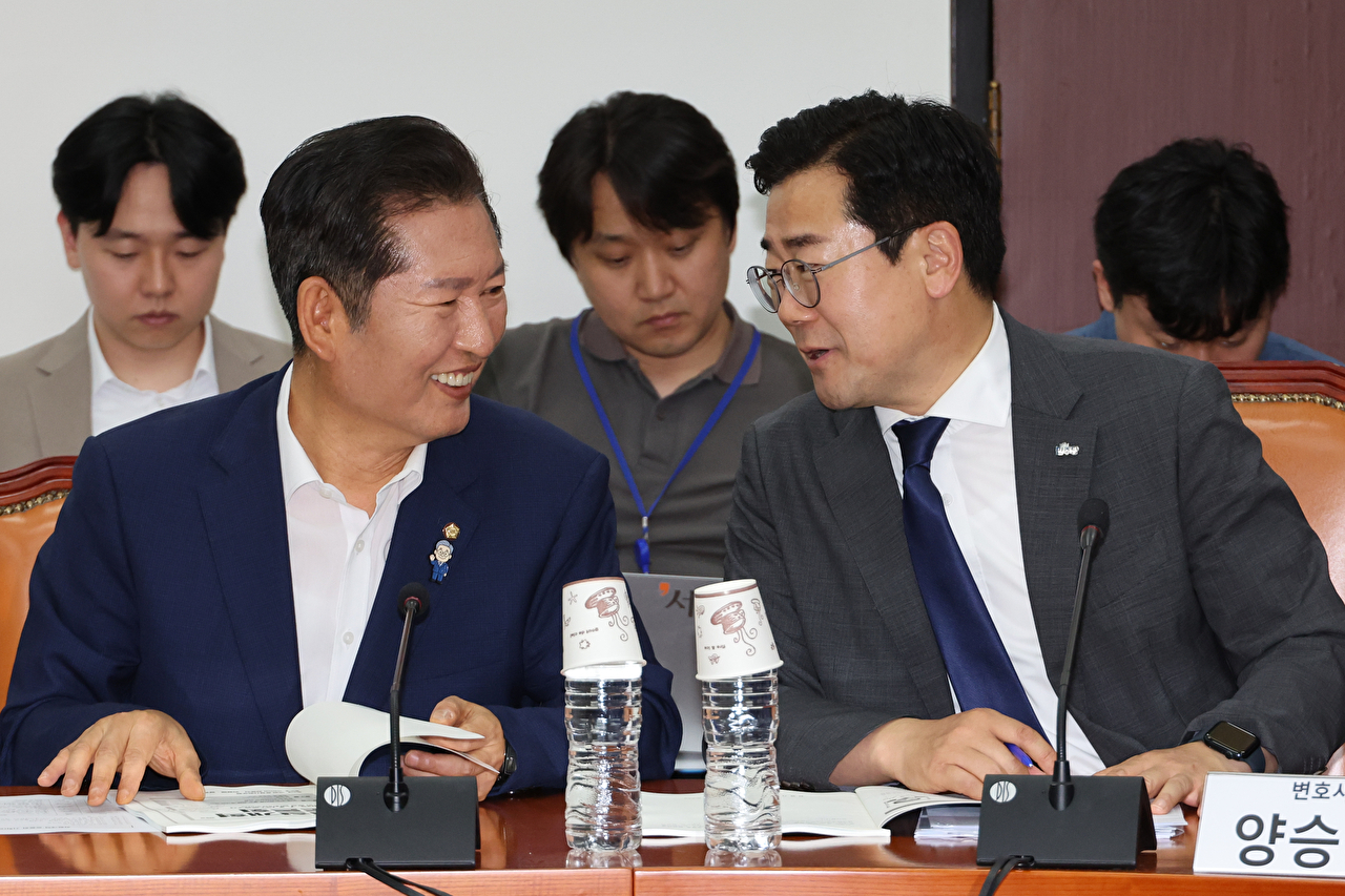 더불어민주당 당대표 후보인 정청래&middot;박찬대 의원이 2일 서울 여의도 국회에서 열린 검찰개혁토론회에 나란히 참석해 대화하고 있다. 2025.7.2 [사진=연합뉴스]