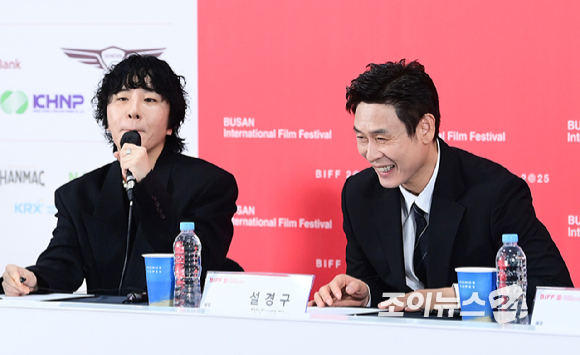 변성현 감독과 배우 설경구가 19일 오전 부산광역시 해운대구 우동 영화의 전당에서 열린 제30회 부산국제영화제(BIFF) 영화 '굿뉴스' 갈라 프레젠테테이션 기자회견에 참석하고 있다. [사진=정소희 기자]