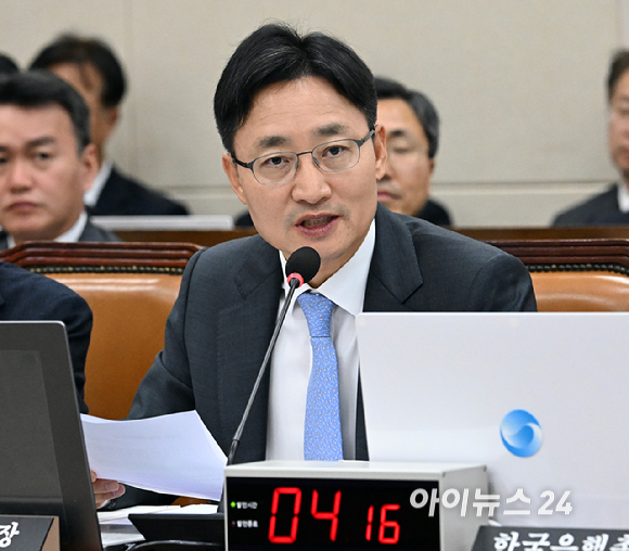 임광현 국세청장이 29일 국회 기획재정위원회에서 열린 한국은행&middot;국세청&middot;관세청 등에 대한 종합감사에서 의원 질의에 답하고 있다. [사진=곽영래 기자]