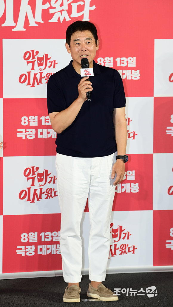 배우 성동일이 9일 오전 서울 CGV 용산아이파크몰에서 열린 영화 '악마가 이사왔다'(감독 이상근) 제작보고회에 참석하고 있다. [사진=정소희 기자]