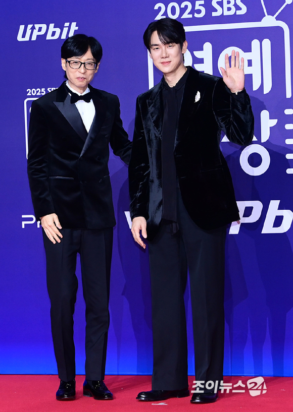'틈만나면' 유재석과 유연석이 30일 오후 서울 마포구 상암동 SBS 프리즘타워에서 열린&nbsp;2025 SBS 연예대상&nbsp;레드카펫 행사에 참석하고 있다. [사진=정소희 기자]
