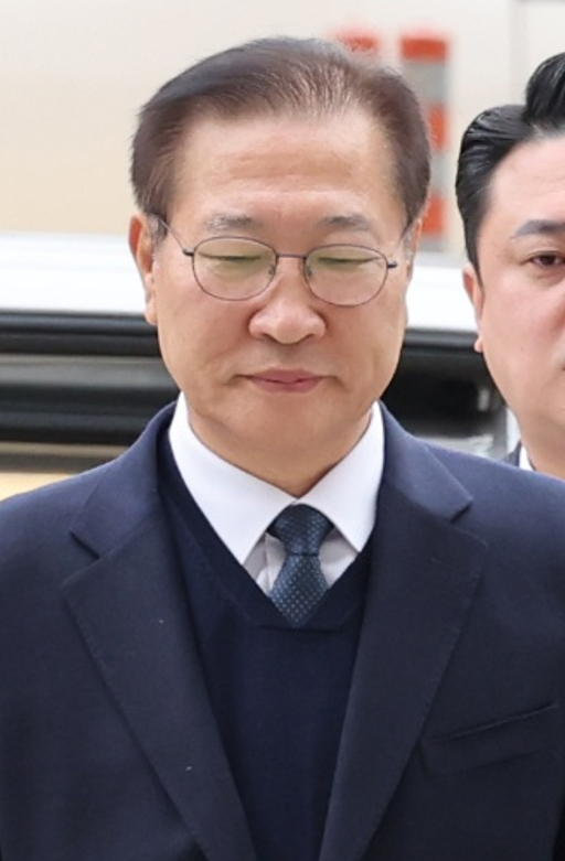 내란 중요임무 종사 및 직권남용 권리행사 방해 혐의로 구속영장이 청구된 박성재 전 법무부 장관이 13일 서울 서초구 서울중앙지법에서 열린 구속 전 피의자 심문(영장실질심사)에 출석하기 위해 법정으로 향하고 있다. 2025.11.13 [사진=연합뉴스]