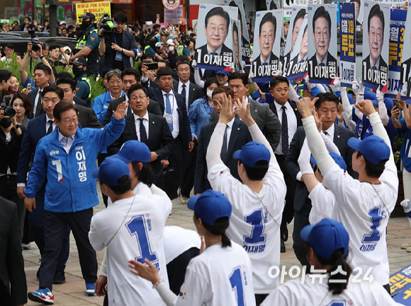 이재명 더불어민주당 대선 후보가 2일 오후 경기도 성남시 야탑역 광장에서 열린 선거유세에서 지지를 호소하고 있다. [사진=곽영래 기자]