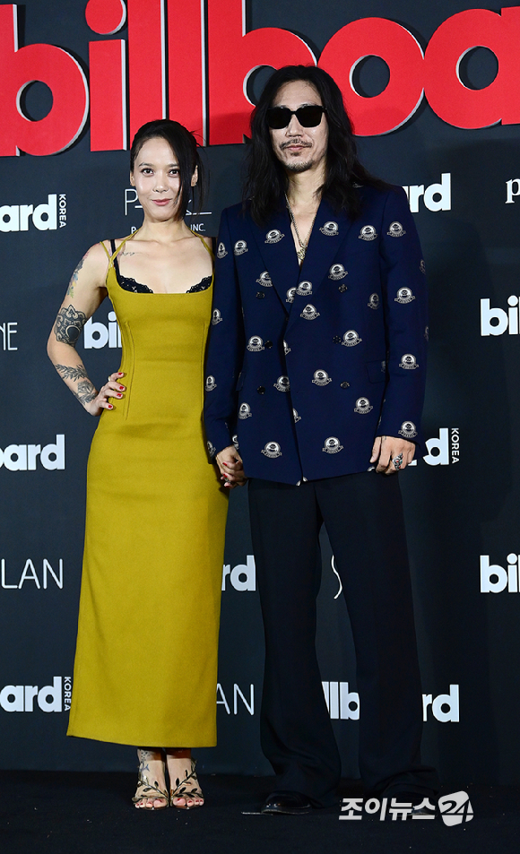가수 윤미래와 타이거JK 부부가 27일 오후 서울 장충동 신라호텔에서 진행된 'Billboard K POWER 100' 이벤트 포토월 행사에 참석하고 있다. [사진=정소희 기자]
