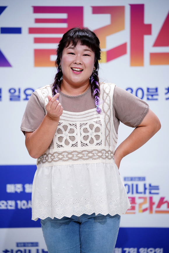 코미디언 김민경이 온라인으로 진행된 JTBC '차이나는 K-클라스' 제작발표회에 참석해 포즈를 취하고 있다. [사진=JTBC]