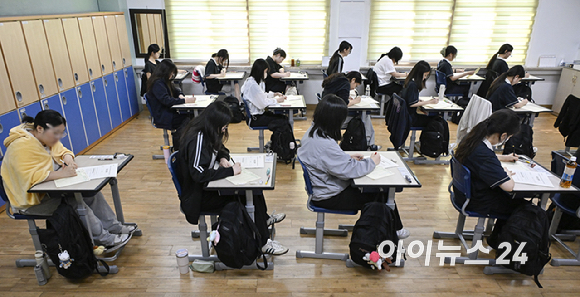 2026학년도 대학수학능력시험 6월 모의평가 시행일인 4일 서울 영등포구 여의도여자고등학교에서 학생들이 시험 준비를 하고 있다. [사진=사진공동취재단]