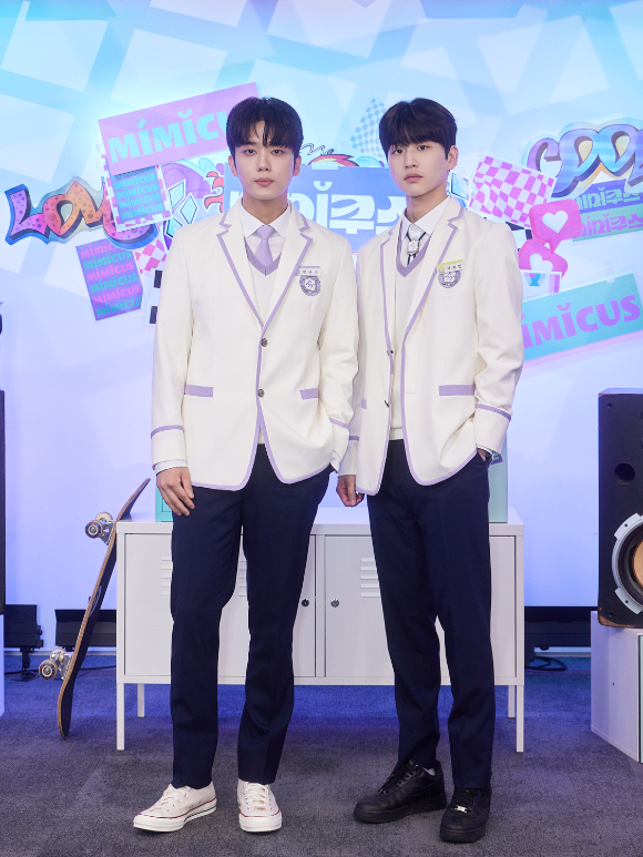 배우 유영재, 김윤우가 22일 온라인으로 진행된 플레이리스트 드라마 '미미쿠스' 제작발표회에 참석해 포즈를 취하고 있다. [사진=플레이리스트]