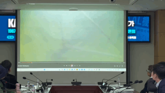 23일 국회 의원회관에서 열린 &lsquo;KAL858기 동체 확인 조사, 어떻게 할 것인가&rsquo; 토론회에서 이종인 알파잠수기술공사 대표가 미얀마 안다만 해역에서 촬영됐다는 수중 영상과 장비 화면을 제시하며 KAL858기 동체 존재 가능성을 설명하고 있다. [영상=권서아 기자]