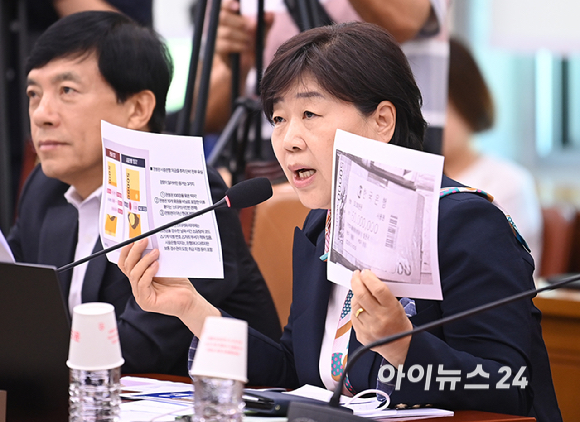 서영교 더불어민주당 의원이 10일 서울 여의도 국회에서 열린 법제사법위원회 전체회의에서 검찰에서 유실된 관봉권 띠지 사진과 관봉권 자료 사진을 들고 검찰 개혁 입법청문회 개최의 필요성을 발언하고 있다. [사진=곽영래 기자]