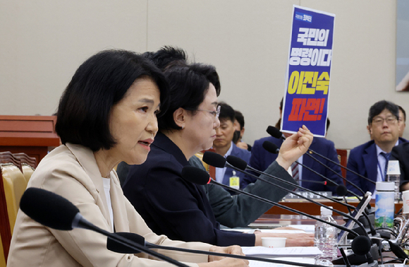 국민의힘 이진숙 의원이 19일 국회에서 열린 과학기술정보방송통신위원회 전체회의에서 신상 발언을 하고 있다. 뒤편으로 무소속 최혁진 의원의 파면 촉구 손팻말이 보인다. 2026.8.19 [사진=연합뉴스]