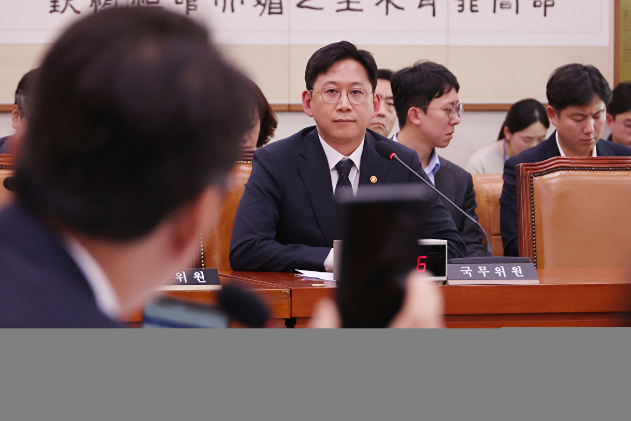 배경훈 부총리 겸 과학기술정보통신부 장관이 12일 서울 여의도 국회에서 열린 법제사법위원회 전체회의에서 '헌법존중 정부혁신 TF'의 '내란 가담' 공직자 조사 방법과 관련한 국민의힘 신동욱 의원의 질의에 답하고 있다. 2025.11.12 [사진=연합뉴스]