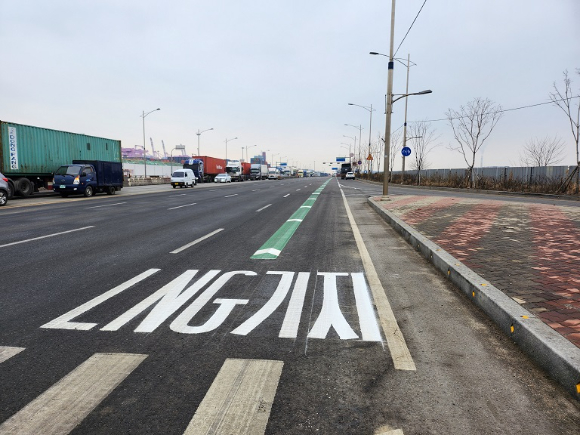 인천 신항대로에 설치 된 노면 색깔 유도선 [사진=인천항만공사]